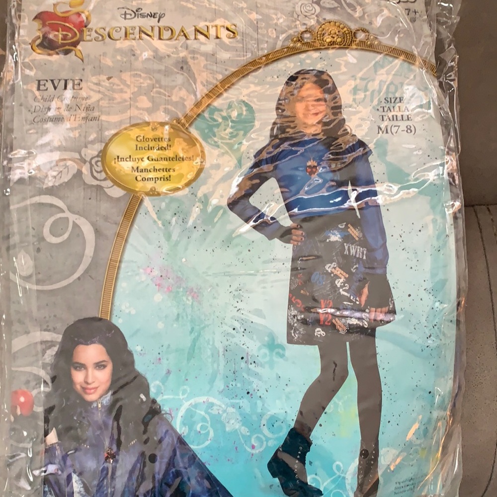 Descendants Evie costume and wig